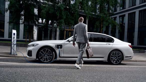 BMW 7-serie Sedan laddhybrid G11 G12 sedd från sidan under laddning BMW 7-serie Sedan laddhybrid G11 G12 sedd från sidan under laddning med modell
