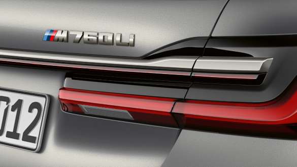BMW 7-serie Sedan M760Li-emblem BMW 7-serie Sedan: närbild av M760Li-emblemet baktill