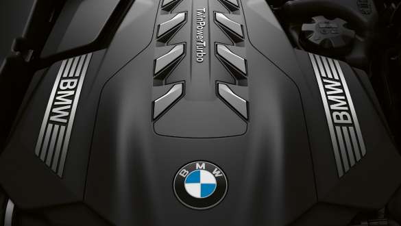 Rak 6-cylindrig BMW TwinPower Turbo-bensinmotor BMW 7-serie Sedan: närbild av BMW TwinPower Turbo rak 6-cylindrig bensinmotor