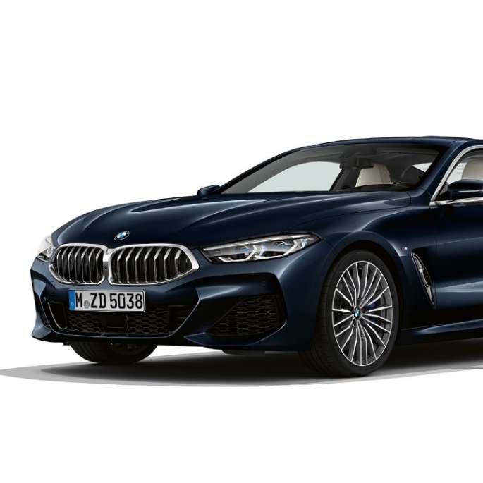 BMW 8-serie Coupé, trefjärdedelsvy framifrån. BMW 8-serie Coupé, Carbon Black metallic , trefjärdedelsvy framifrån.