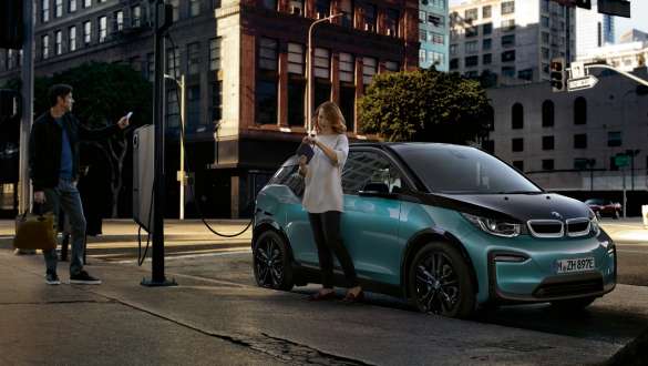 BMW i3 2018 vid publik laddstation Jucarobeige med accent Frozen Grey metallic Par som laddar sin BMW vid publik laddstation I01 2018 Jucarobeige med accent Frozen Grey metallic