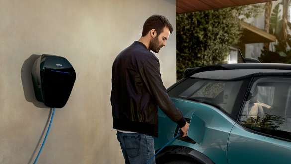 BMW i3 2018 vid publik laddstation Jucarobeige med accent Frozen Grey metallic Par som laddar sin BMW vid publik laddstation I01 2018 Jucarobeige med accent Frozen Grey metallic