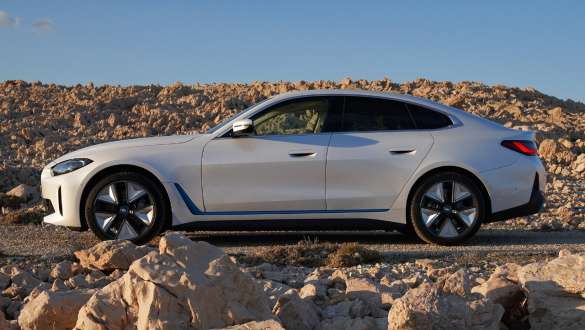 Sedd från sidan i terräng BMW i4 eDrive40 G26 2021 BMW i4 eDrive40 G26 2021 Mineralvit sedd från sidan i terräng