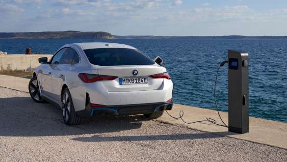 Ladda BMW i4 eDrive40 G26 2021 vid laddstolpar Ladda BMW i4 eDrive40 G26 2021 vid laddstolpar