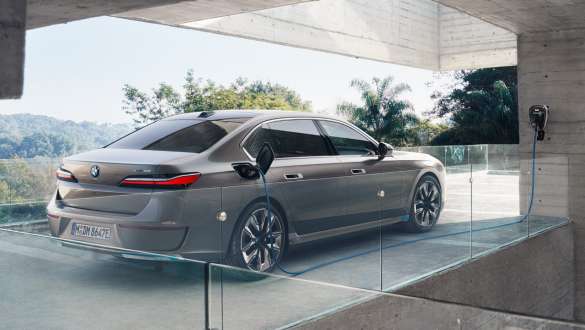 BMW i7 Sedan G70 sedd snett bakifrån ladda hemma BMW i7 Sedan G70 BMW Individual Oxid grey metallic sedd snett bakifrån ladda hemma med wallbox