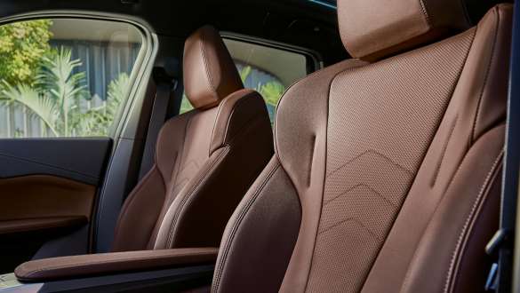 BMW iX1 U11 BEV invändig utrustning aktiv stol BMW iX1 U11 BEV invändig utrustning sidvy aktiv stol Sensatec Mocka ädelträutförande Eukalyptus öppna porer