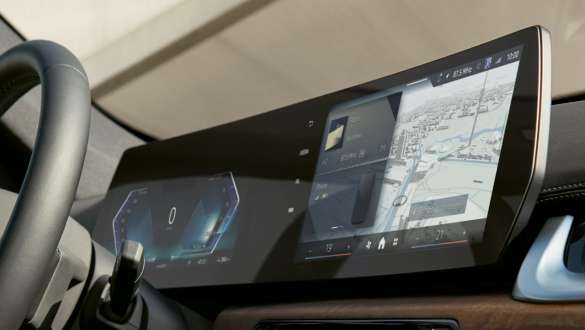 BMW iX1 U11 BEV invändig utrustning Curved Display BMW iX1 U11 BEV invändig utrustning instrumentpanel Curved Display från sidan