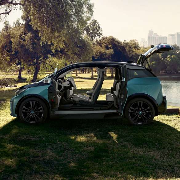 BMW i3 2018 sedd från sidan med öppna dörrar BMW i3 I01 2018 Jucarobeige med accent Frozen Grey metallic sedd från sidan med öppna dörrar
