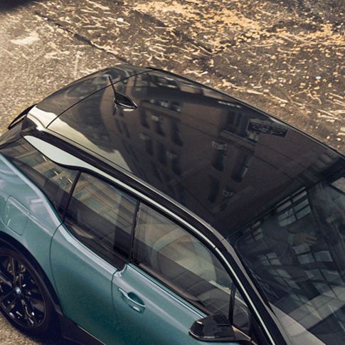 BMW i3 2018 Kolfibertak BMW i3 I01 2018 Jucarobeige med accent Frozen Grey metallic fågelperspektiv Kolfibertak
