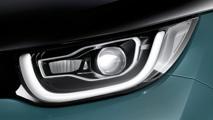 BMW i3 2018 LED-strålkastare BMW i3 I01 2018 Jucarobeige med accent Frozen Grey metallic närbild på LED-strålkastare