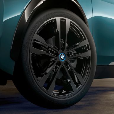BMW i3 2018 Lättmetallfälg BMW i3 I01 2018 Jucarobeige med accent Frozen Grey metallic närbild lättmetallfälg