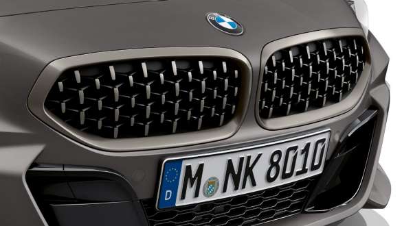 Dubbelnjure BMW Z4 M40i Roadster G29 Dubbelnjure i mesh-design BMW Z4 M40i Roadster G29 2019 BMW Individual Frozen Grey metallic närbild framifrån