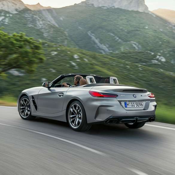 Kördynamik BMW Z4 M40i G29 BMW Z4 Roadster M40i G29 2019 BMW Individual Frozen Grey metallic trefjärdedelsvy bakifrån körandes