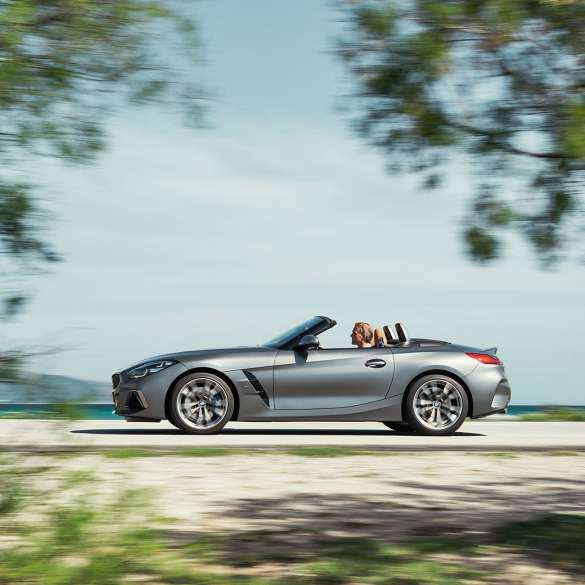Exteriör BMW Z4 M40i G29 BMW Z4 Roadster M40i G29 2019 Cabriolet BMW Individual Frozen Grey metallic sedd från sidan