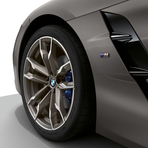 Fälg BMW Z4 M40i G29 Fälg BMW Z4 Roadster M40i G29 2019 BMW Individual Frozen Grey metallic närbild på hjul och Air Breather
