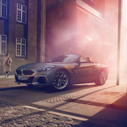 BMW X4 M40i G29 trefjärdedelsvy framifrån BMW Z4 Roadster M40i G29 2019 Cabriolet BMW Individual Frozen Grey metallic trefjärdedelsvy framifrån
