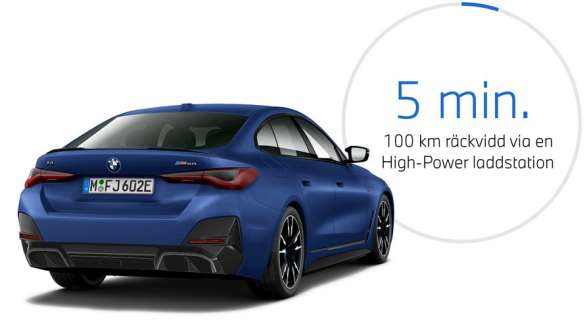 BMW i4 M50 eDrive40 G26 2021 sedd snett bakifrån BMW i4 M50 eDrive40 G26 2021 BMW Individual Frozen Portimao Blå metallic sedd snett bakifrån med grafik som visar laddningstid