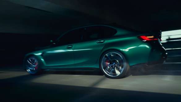 M-specifikt chassi BMW M3 Sedan G80 2020 BMW M3 Sedan G80 2020 Isle of Man Grön M-specifikt chassi sedd från sidan
