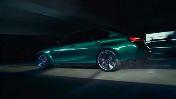 M-specifikt chassi BMW M3 Sedan G80 2020 BMW M3 Sedan G80 2020 Isle of Man Grön M-specifikt chassi sedd från sidan