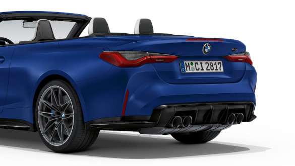 Bakpartiets design BMW M4 Competition Cabriolet med M xDrive G83 2021 BMW M4 Cabriolet Competition med M xDrive G83 2021 BMW Individual Frozen Portimao Blå metallic Bakpartiets design sedd snett bakifrån