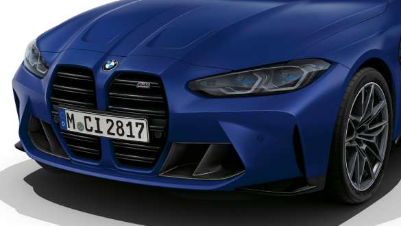 Frontdesign BMW M4 Competition Cabriolet med M xDrive G83 2021 BMW M4 Competition Cabriolet med M xDrive G83 2021 BMW Individual Frozen Portimao Blå metallic Frontdesign sedd snett framifrån
