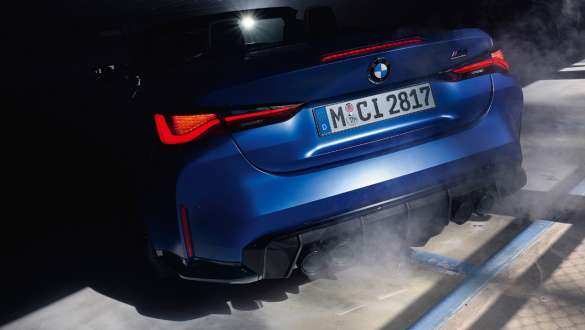 BMW M4 Competition Cabriolet med M xDrive G83 2021 Närbild bakparti BMW M4 Competition Cabriolet med M xDrive G83 2021 BMW Individual Frozen Portimao Blå metallic Närbild bakparti