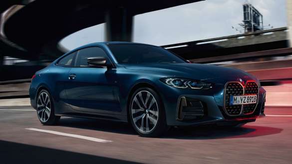 M sportdifferential BMW M440i xDrive Coupé G22 2020 BMW M440i xDrive Coupé G22 2020 med M sportdifferential Arctic Race Blue metallic, sedd snett från sidan