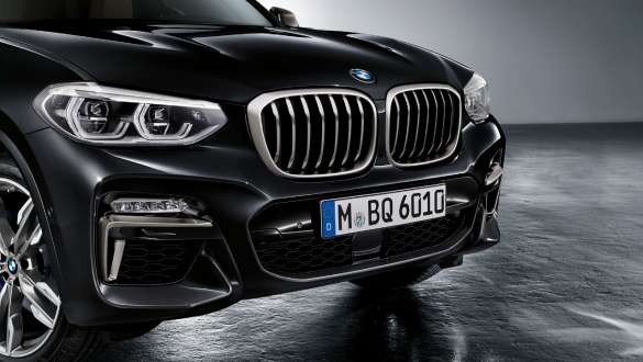 BMW X3 M40i och BMW X3 M40d, M aerodynamikpaket. BMW X3 M40i och BMW X3 M40d i Safirsvart metallic, Exteriör, front med M aerodynamikpaket.