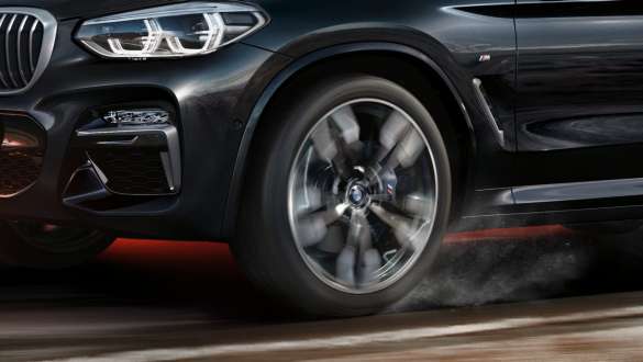 BMW X3 M40i och BMW X3 M40d, vy från sidan. BMW X3 M40i och BMW X3 M40d i Safirsvart metallic, kommer körande, Exteriör, vy från sidan med roterande lättmetallhjul.