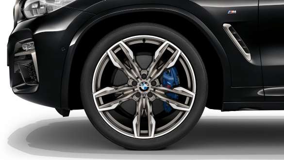 BMW X3 M40i och BMW X3 M40d, M sportbromsar. BMW X3 M40i och BMW X3 M40d i Safirsvart metallic, Exteriör, lättmetallfälg med M sportbromsar.