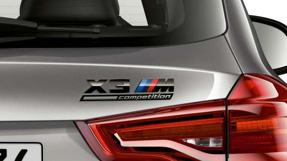 BMW X3 M Competition, bakparti med ’X3 M Competition’-emblem. BMW X3 M Competition i Doningtongrå metallic, Exteriör, Exteriör, bakparti med X3 M Competition-emblem.