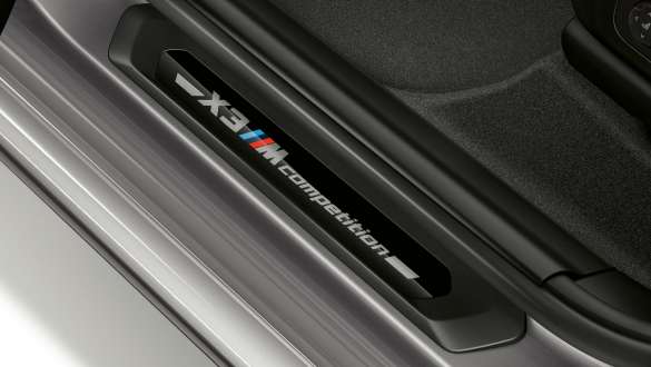 BMW X3 M Competition, instegslister med Competition-emblem. BMW X3 M Competition, Interiör, instegslister med Competition-emblem.