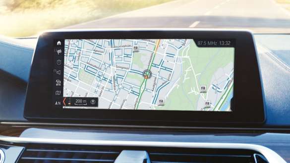BMW Connected. BMW X3 M, BMW Connected, kvinna med upplyst klot i handen.