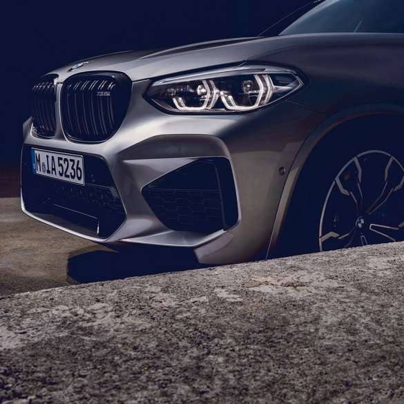 BMW X3 M Competition, vy framifrån från sidan. BMW X3 M Competition i Doningtongrå metallic, Exteriör, vy framifrån från sidan.