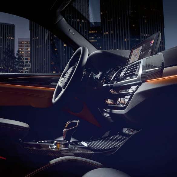 BMW X3 M Competition, exklusiv cockpit. BMW X3 M Competition, Interiör, exklusiv cockpit med M sportstolar och M lädersportratt.