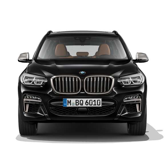 BMW X3 M40i och BMW X3 M40d, vy framifrån. BMW X3 M40i och BMW X3 M40d i Safirsvart metallic, Exteriör, trefjärdedels vy framifrån.