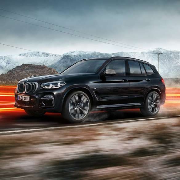BMW X3 M40i och BMW X3 M40d, vy från sidan. BMW X3 M40i och BMW X3 M40d i Safirsvart metallic, kommer körande, Exteriör, vy från sidan berglandskap med ljusstrimmor.