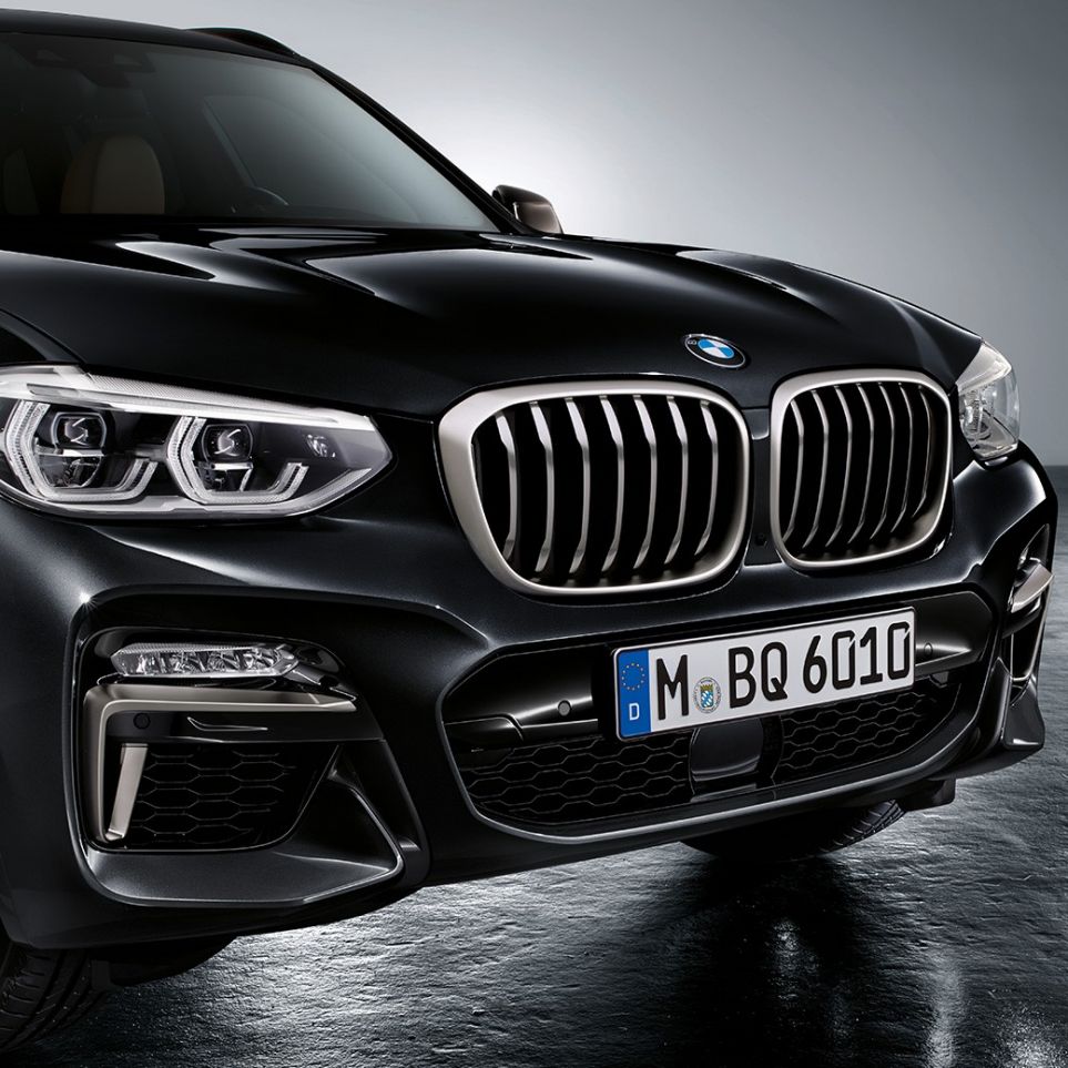 BMW X3 M40i och BMW X3 M40d, Front. BMW X3 M40i och BMW X3 M40d i Safirsvart metallic, Exteriör, front med designelement i Ceriumgrå.