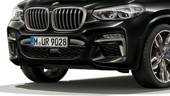 BMW X4 M40i och BMW X4 M40d, M aerodynamikpaket. BMW X4 M40i och BMW X4 M40d i Safirsvart metallic, Exteriör, front med M aerodynamikpaket.