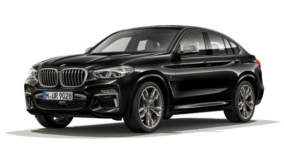 BMW X4 M40i och BMW X4 M40d, trefjärdedels vy framifrån från höger. BMW X4 M40i och BMW X4 M40d i Safirsvart metallic, Exteriör, trefjärdedels vy framifrån från höger.