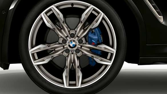 BMW X4 M40i och BMW X4 M40d, M sportbromsar. BMW X4 M40i och BMW X4 M40d i Safirsvart metallic, Exteriör, lättmetallfälg med M sportbromsar.