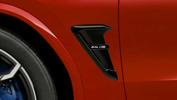 BMW X4 M Competition, M-gälar med modellbeteckning. BMW X4 M Competition i Torontoröd metallic, Exteriör, M-gälar i svart högglans med modellbeteckning.