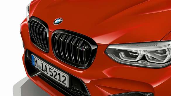 BMW M4 Competition, Front med M-njure. BMW X4 M Competition i Torintoröd metallic, Exteriör, Front med M-njure i svart högglans.