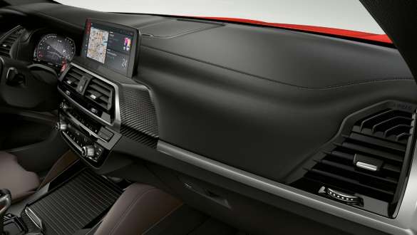 BMW X4 M Competition, Interiörlister, ’Carbon’. BMW X4 M Competition, Interiör, instrumentpanel med Interiörlister, ’Carbon’.