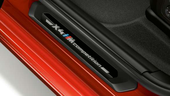 BMW X4 M Competition, instegslister med Competition-emblem. BMW X4 M Competition, Interiör, instegslister med Competition-emblem.