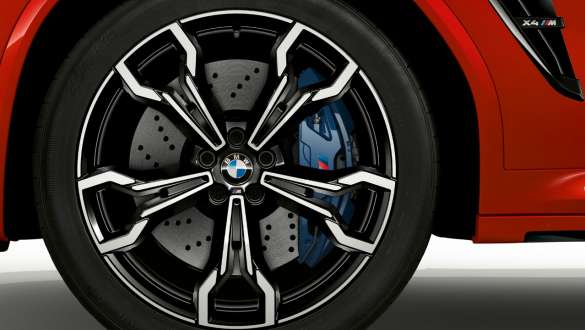 M compound-högprestandabromsar. BMW X4 M Competition i Torontoröd metallic, Exteriör, M Carbon Exteriör, M lättmetallfälgar med M Compound-bromsar.