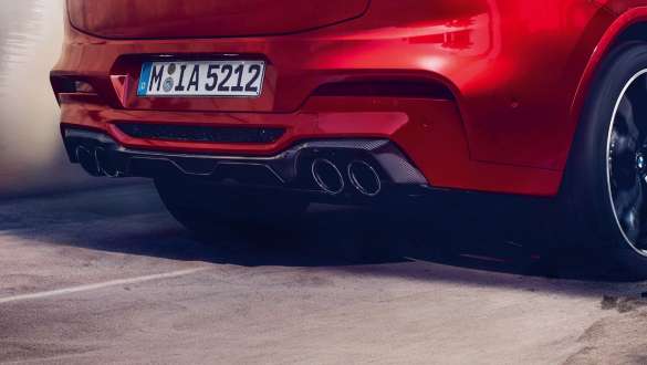 M sportavgassystem. BMW X4 M Competition i Torontoröd metallic, Exteriör, vy bakifrån, med M sportavgassystem och diffusor i Carbon.