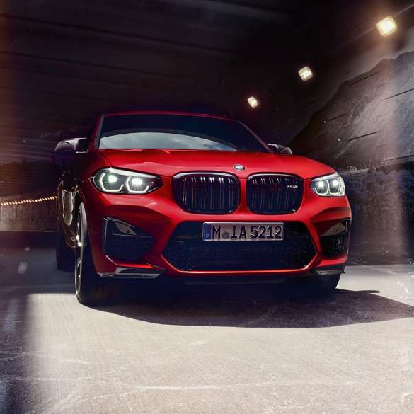 BMW M4 Competition, vy framifrån. BMW X4 M Competition i Torontoröd metallic, Exteriör, vy framifrån.