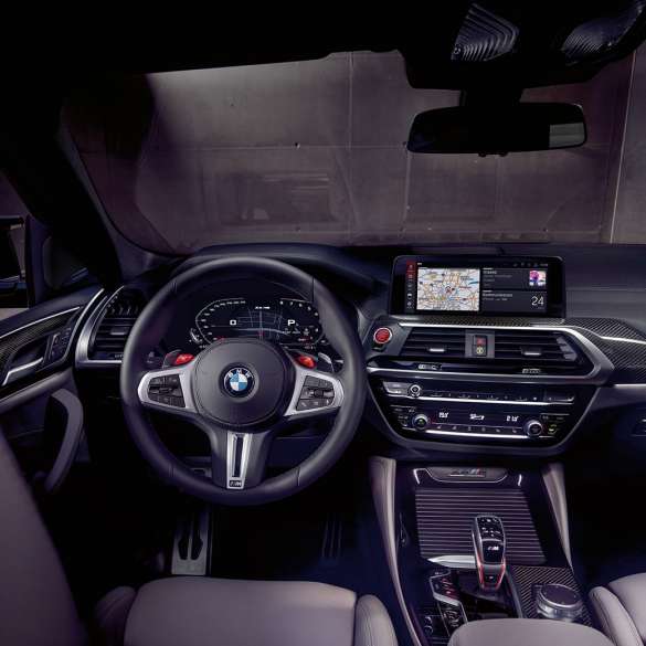 BMW M4 Competition, exklusiv cockpit. BMW X4 M Competition, Interiör, exklusiv cockpit med M sportstolar och M lädersportratt.