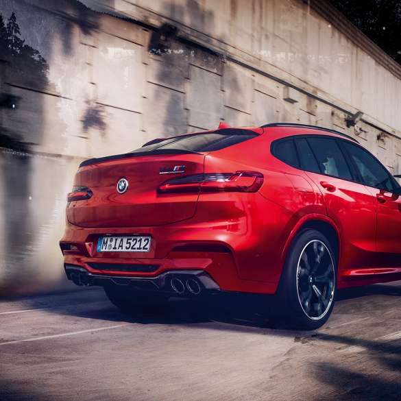 BMW X4 M Competition, backspegelskåpor i kolfiber. BMW X4 M Competition i Torontoröd metallic, Exteriör, M Carbon exteriörpaket, backspegelskåpor i kolfiber.